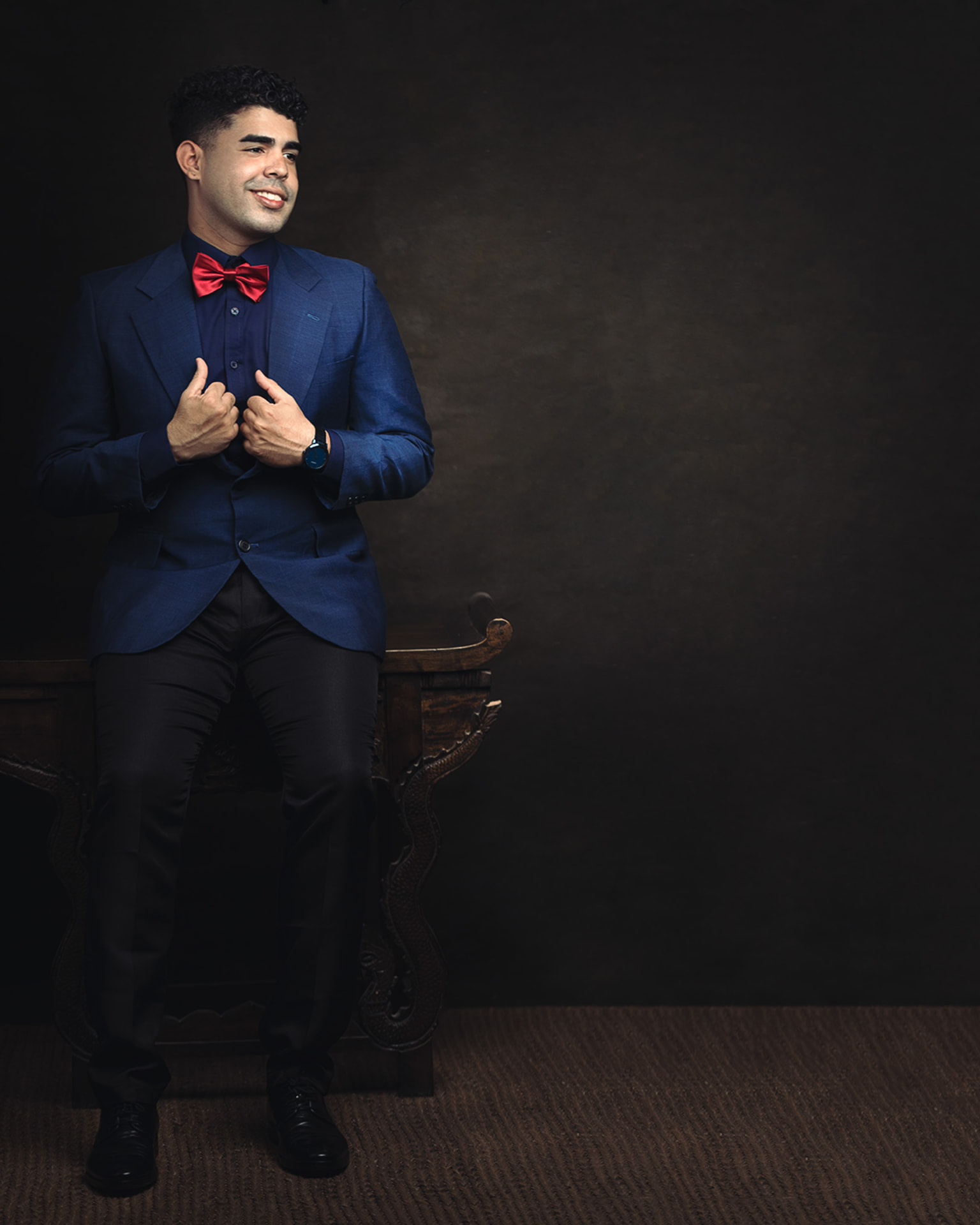 Jorge, pianist and saxophonist of Qband Royal, in a navy suit