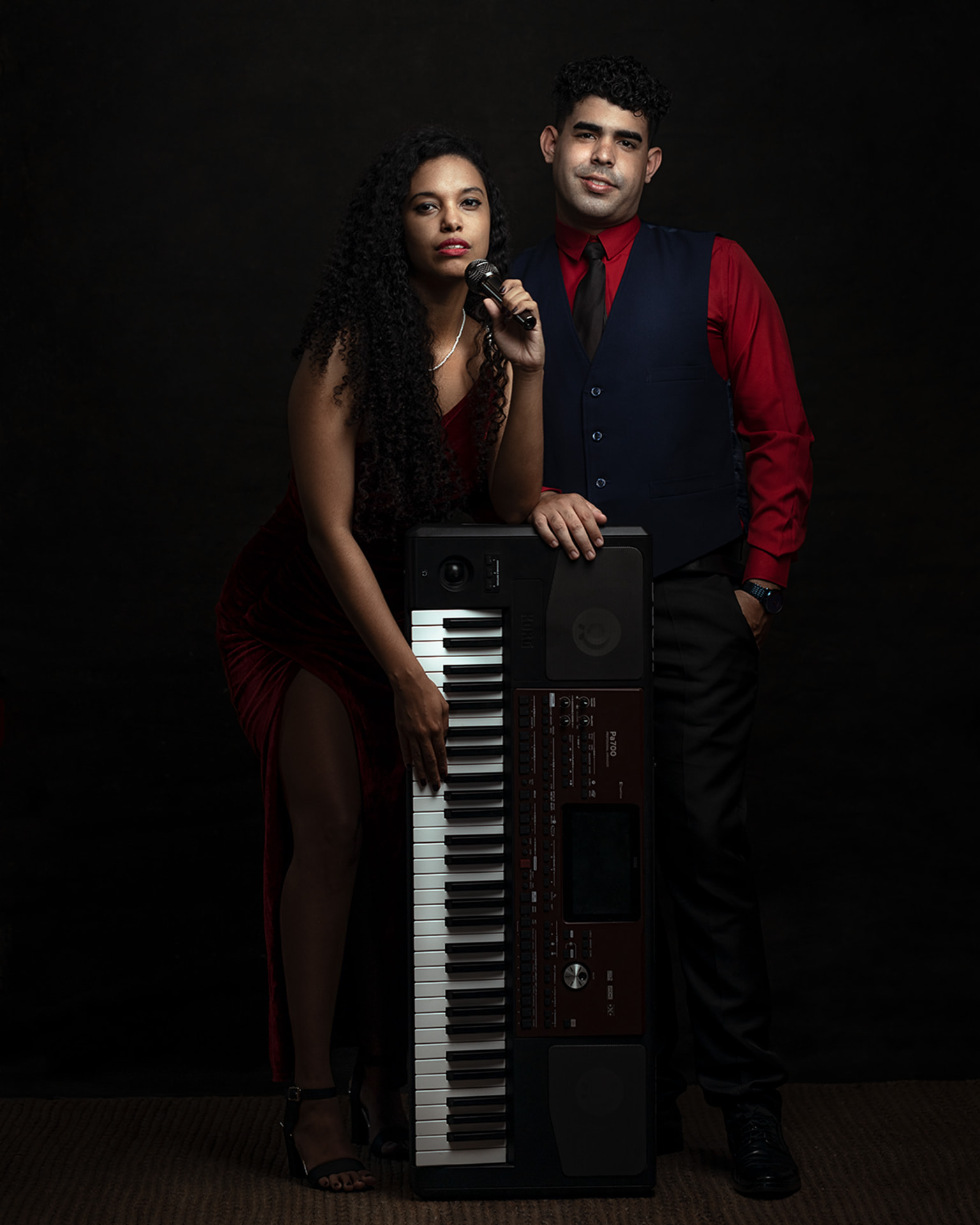 Qband Royal live music duo — vocals, violin, piano and saxophone